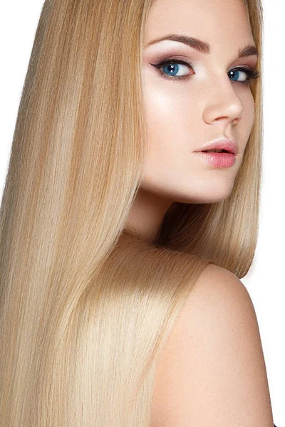 Muotokuva Blondi Malli Sileä Pitkät Hiukset Valkoisella Taustalla — kuvapankkivalokuva