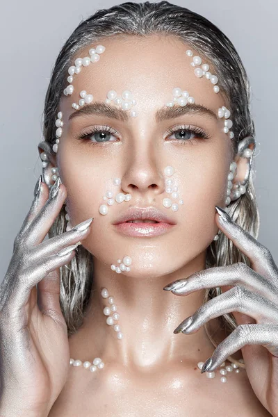 Retrato Alta Moda Mulher Jovem Com Pérolas Rosto Cabelo Prateado — Fotografia de Stock