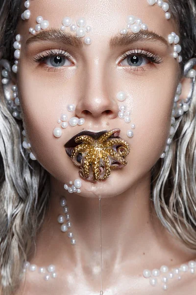 Retrato Alta Moda Mulher Jovem Com Pérolas Rosto Polvo Boca — Fotografia de Stock