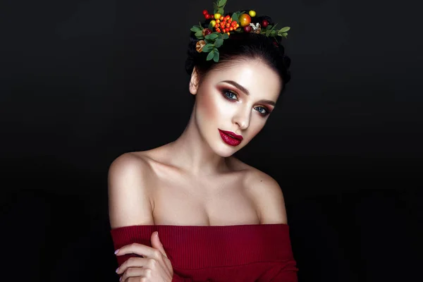 Portret Młodego Model Brunetka Modne Czerwone Usta Makijaż Wieniec Liści — Zdjęcie stockowe
