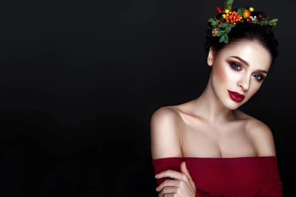 Retrato Modelo Jovem Morena Com Maquiagem Grinalda Lábios Vermelhos Moda — Fotografia de Stock