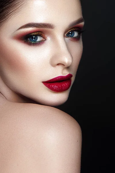 Porträtt Ung Brunett Modell Med Fashionabla Röda Läppar Makeup Svart — Stockfoto