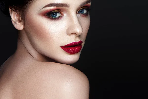 Portret Młodego Model Brunetka Modne Czerwone Usta Makijaż Czarnym Tle — Zdjęcie stockowe