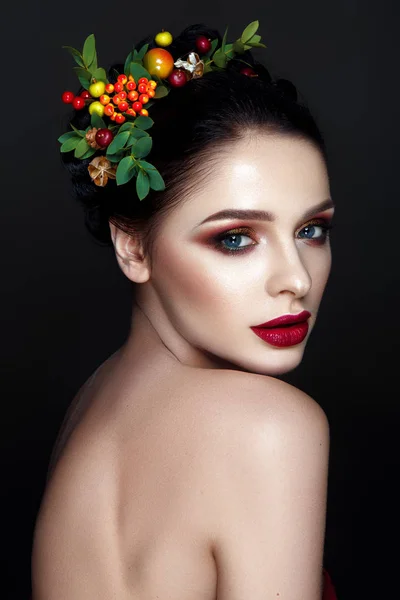Portret Młodego Model Brunetka Modne Czerwone Usta Makijaż Wieniec Liści — Zdjęcie stockowe