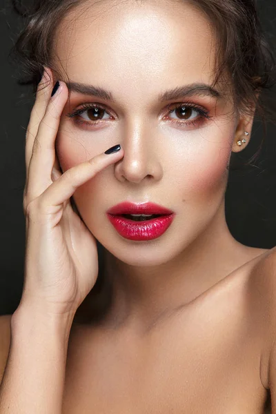 Porträtt Brunett Kvinna Med Fashionabla Röda Läppar Makeup — Stockfoto
