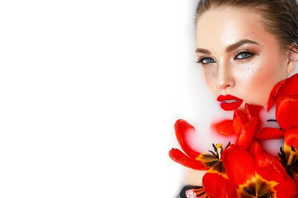 Молода Модель Стильним Макіяжем Позує Червоними Тюльпанами Білій Рідині — стокове фото