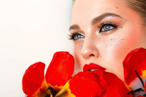 Młody Model Elegancki Makijaż Pozowanie Czerwone Tulipany Biały Płyn — Zdjęcie stockowe