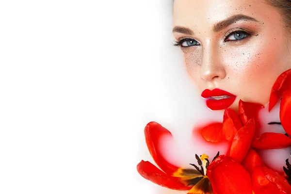 Młody Model Elegancki Makijaż Pozowanie Czerwone Tulipany Biały Płyn — Zdjęcie stockowe