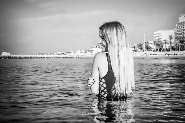Jeune femme sexy souriant dans la mer — Photo
