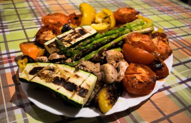 Beyaz tabakta ızgara sebze.