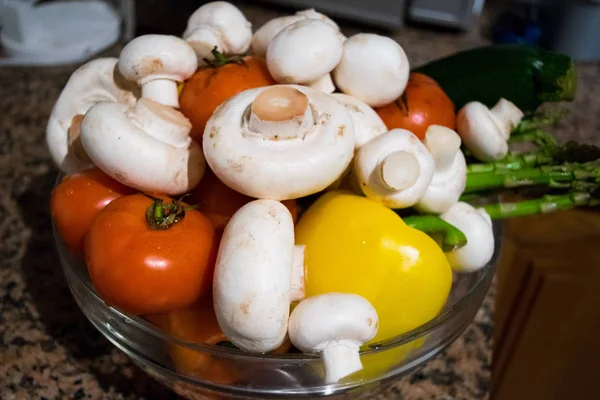 Tvättade grönsaker i plattan förberedd för grill — Stockfoto