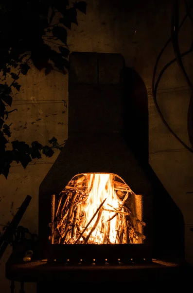 Традиційна вулична кам'яна піч для приготування їжі та гриля — стокове фото