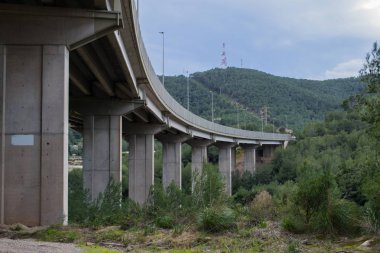 Küçük boş billboard İspanya, Catalonia, Barcelona, yan görünümü ile dağ çimento köprü