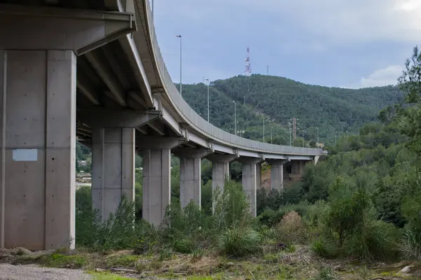 Ponte de cimento na montanha com pequeno outdoor em branco na Espanha, Catalunha, Barcelona, vista lateral — Fotografia de Stock