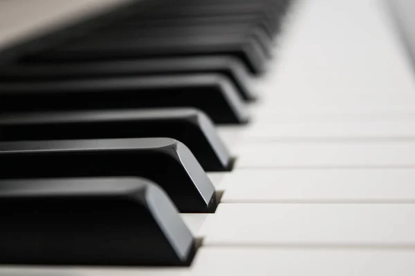 Piano keys side view — Stock Photo, Image