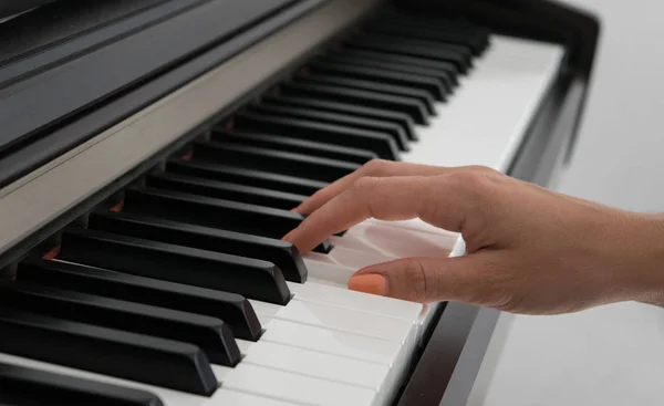 Woman playing the piano, part of hand, learning to play — Stock Photo, Image