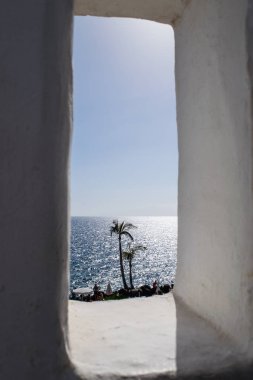 Arka plan denizde ile iki avuç içi