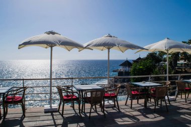 Masa ve sandalyeler ile şemsiye ve güzel bir deniz manzara, Tenerife, Costa Adeje, Kanarya Adaları, İspanya
