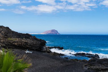 Siyah kum volkanik plaj şezlong Tenerife, Kanarya Adaları, İspanya ile