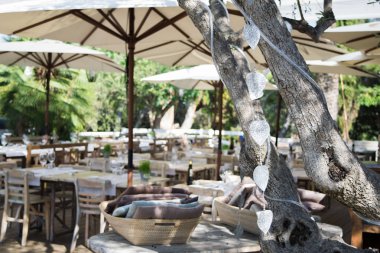 Parlak yaz teras restoranda