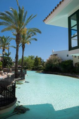 Yüzme Havuzu ve avuç içi, cennet