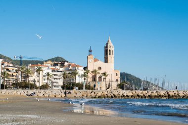 Sitges güzel kasaba ile martılar, kış İspanya, manzara Sitges, Parrquia de Sant Bartomeu şeridinin ben Santa Tecla