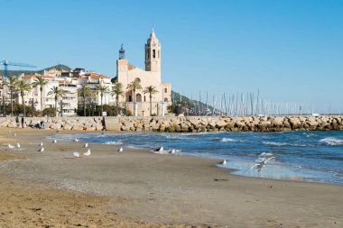 Sitges güzel kasaba ile martılar, kış İspanya, manzara Sitges, Parrquia de Sant Bartomeu şeridinin ben Santa Tecla