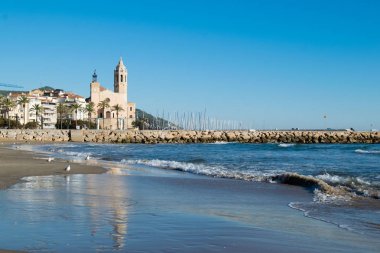 Sitges güzel kasaba ile martılar, kış İspanya, manzara Sitges, Parrquia de Sant Bartomeu şeridinin ben Santa Tecla