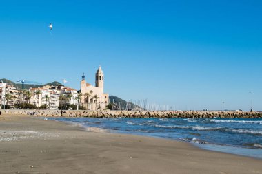Sitges güzel kasaba ile martılar, kış İspanya, manzara Sitges, Parrquia de Sant Bartomeu şeridinin ben Santa Tecla