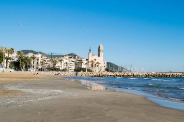 Sitges güzel kasaba ile martılar, kış İspanya, manzara Sitges, Parrquia de Sant Bartomeu şeridinin ben Santa Tecla