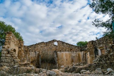 Terk edilmiş ev, İspanya'da İspanyolca