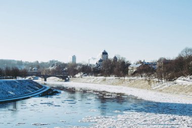Kış, Vilnius, güneşli gün Neris Nehri