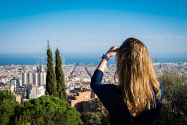 Turist kadın Barcelona geri alarak fotoğraf