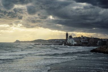 Sitges, Sitges kıyı şeridi daha önce yağmur, dramatik deniz manzara güzel şehir