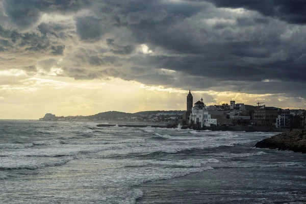 Sitges, Sitges kıyı şeridi daha önce yağmur, dramatik deniz manzara güzel şehir