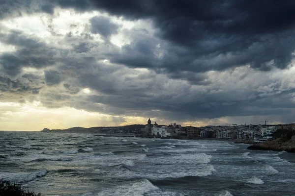 Sitges, Sitges kıyı şeridi daha önce yağmur, dramatik deniz manzara güzel şehir