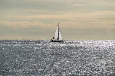 Öğle vakti sakin denizde yelkenli, Akdeniz 'de yelkenli.