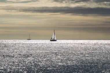 Öğle vakti sakin denizde yelkenli, Akdeniz 'de yelkenli.