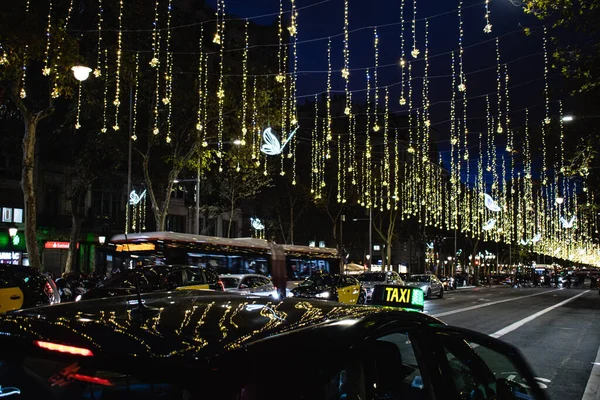 パッセイグ グラシアのクリスマスライト クリスマスにバルセロナのタクシー バルセロナの新年の装飾 — ストック写真