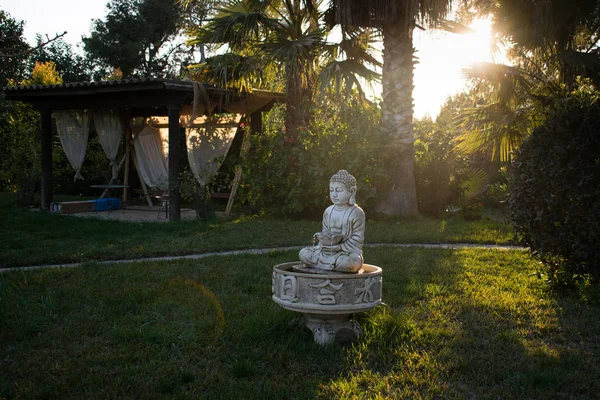 Bahçedeki palmiyeli taş Buda heykeli, villa 