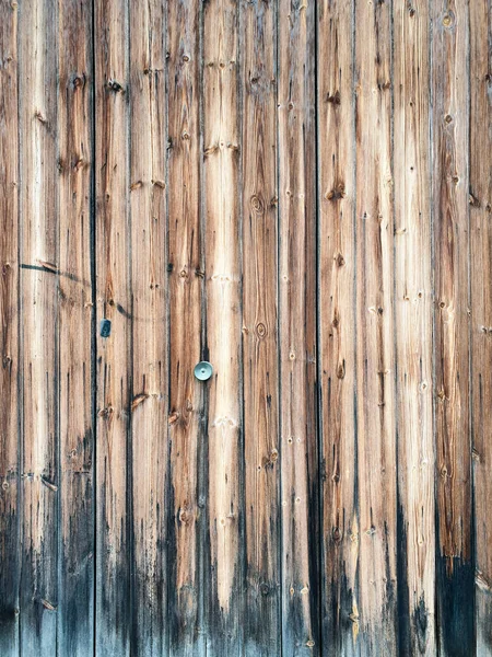 木製の板垂直古い茶色のずさんなドアのテクスチャ — ストック写真