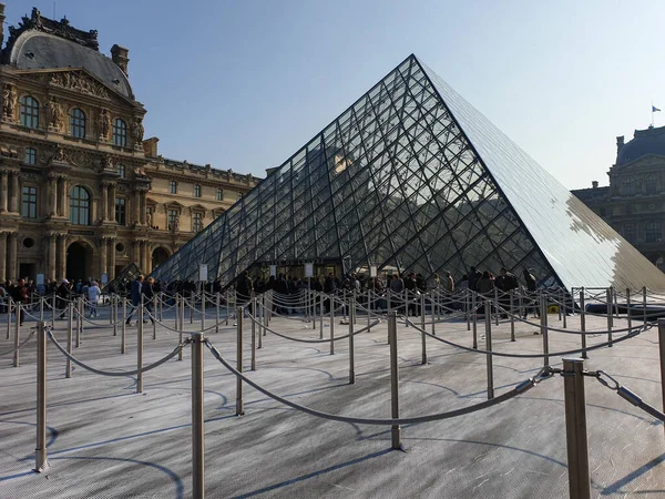 Париж Франція Квітня 2019 Маленька Черга Біля Головного Входу Лувр — стокове фото