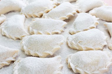 Vareniki, köfte, pierogi kaynar önce geleneksel Ukrayna yemeği pişirme