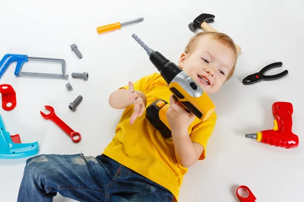 Boldog kisfiú eszközökkel fehér háttér — Stock Fotó