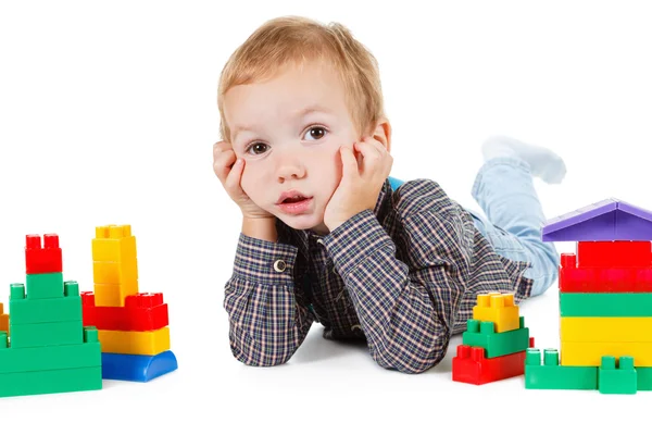 Liten pojke spela med leksak och bygga hus isolerat på vit — Stockfoto
