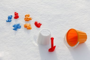 Renkli kova ve kürek, kapalı kar