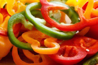 Dolmalık biber kesme tahtası üzerinde