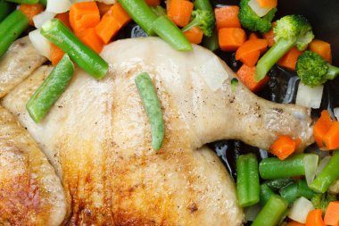 Bir tavada sebze ile bütün ızgara tavuk
