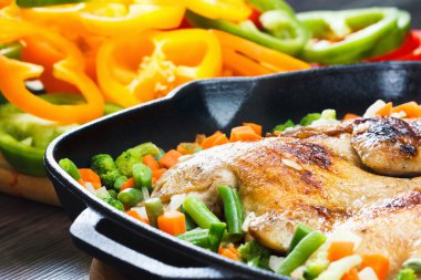 Bütün ızgara tavuk ızgara Pan sebze ve dolmalık biber ile