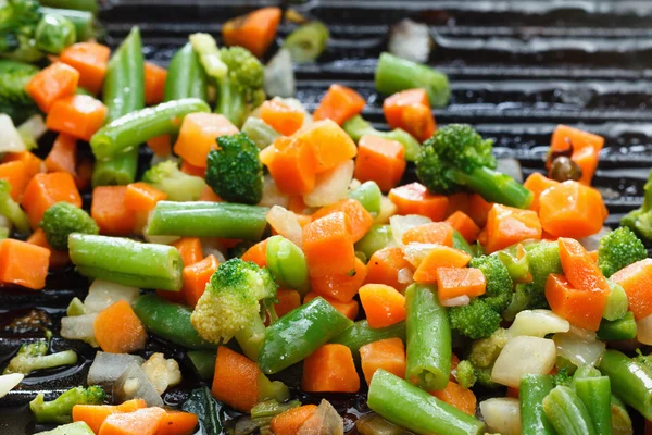 Zdrowe warzywo wegetariańska na patelni grill — Zdjęcie stockowe
